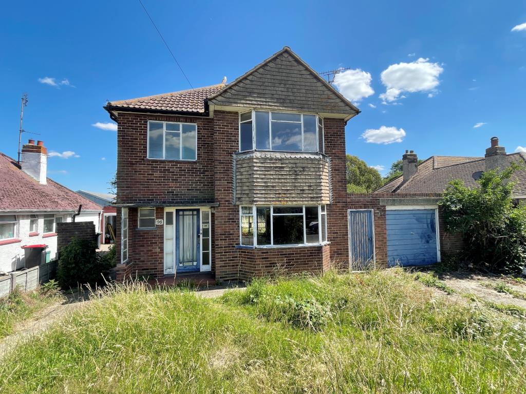 Lot: 77 - DETACHED HOUSE FOR REFURBISHMENT -